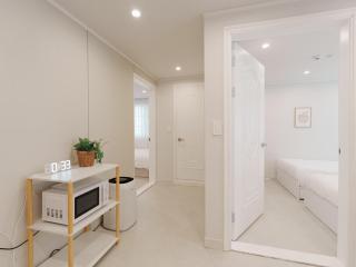 5-Minute Walk from Hongdae Station, Hotel-Style Bedding, 2 Rooms, Washer Dryer - 4