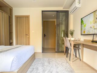 The Base Rise A Cozy Room near Central Phuket Studio Room Pool View - 6