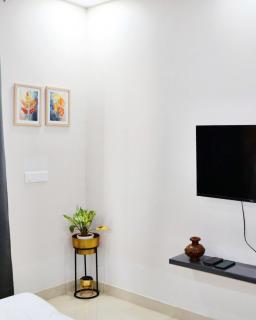 One Stops Hospitality-1BHK Gurugram Balcony-Sector42 - Gurgaon - 1