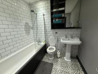 Sleek and Modern City Centre Apartment - Leeds - 6