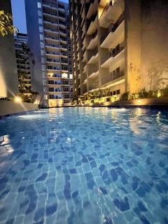 Luxury 1-Bedroom Apartment Across Okada Manila - 9