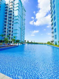 Luxury 1-Bedroom Apartment Across Okada Manila - 8