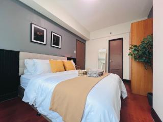 Spacious 1BR with 300MBPS Internet near High Street BGC - 0