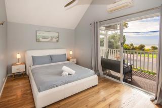 Beachside Retreat, WIFI, Kayaks, AC to all rooms - 7