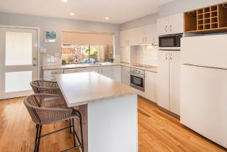 Beachside Retreat, WIFI, Kayaks, AC to all rooms - 2