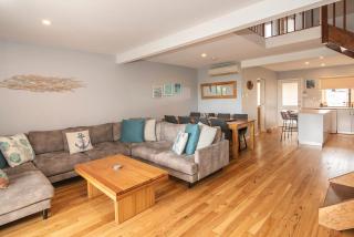 Beachside Retreat, WIFI, Kayaks, AC to all rooms - 4