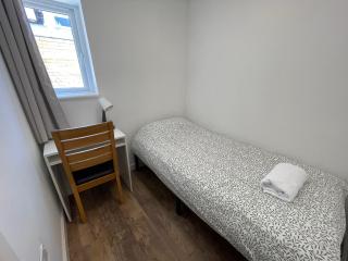 6 Bedroom Home, FREE Parking & Wi-Fi Garden - 1