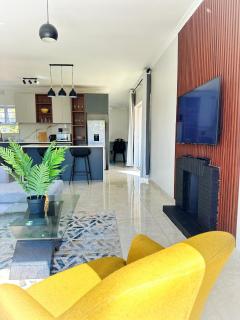 Lux Sleek City Haven - 5