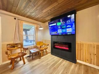 Remodelled cabin! great location! - 9