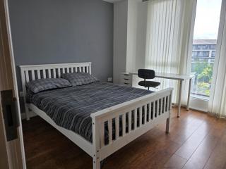 Luxury 2 Bedroom City Centre Apartment Sleeps Up to 6 HS2 Deals available - 8