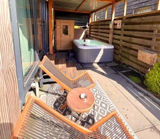 Tiny house with sauna & jacuzzi near Amsterdam - Vijfhuizen - 3