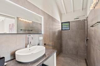 Stylish 3 Bedroom Villa With Ocean Views And Daily Maid Service - 2