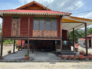 Homestay wak saripan Rumah Kayu - 0