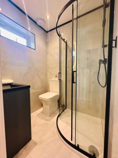 Room 3 - Luxurious Private Room with Kitchenette near QE Hospital Harborne - 8