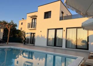 Poolside Bliss - Escape & Relax - Kallmeti i Madh - 9