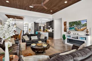 Lakeshore Landing with Concierge Services - 1