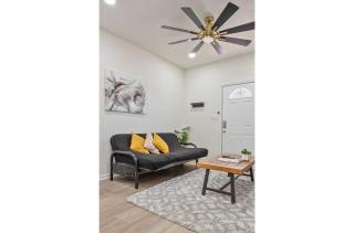 Glorius Amazing 2BR1BA Stay Near Lively Downtown - 8