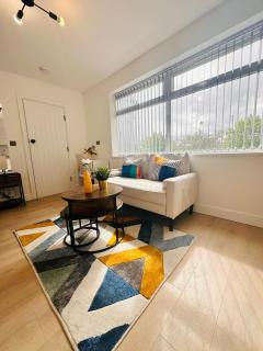 R1 - Luxury Self-Contained Studio Apartment near QE Hospital - 9