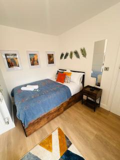 R1 - Luxury Self-Contained Studio Apartment near QE Hospital - 5