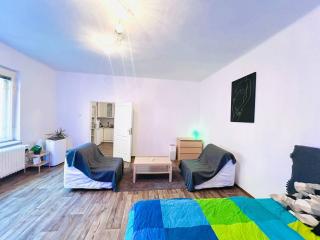 SUPER Central Studio with Full Kitchen! - 2