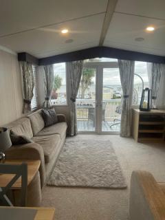 Luxury Caravan with decking and a sea view at Kent coast - 8