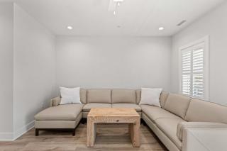 8240 Wilmington Ln Family Townhome - 8