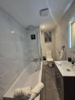 Cotswold Escape - City Centre - Bradford - 8
