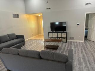 Pet-Friendly SW Home, 13 Mins to Mizzou - Columbia - 7