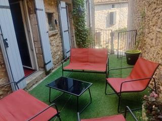 Grande maison en pierre au coeur du village provençal du XIe siecle 10 personnes - 2