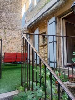 Grande maison en pierre au coeur du village provençal du XIe siecle 10 personnes - 4