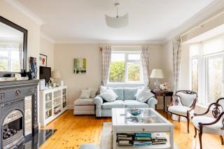 Double bedroom in a family home - 6