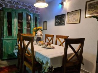 Charming 3 Bedroom House in Skaljari Montenegro with Garden View - Škaljari - 6
