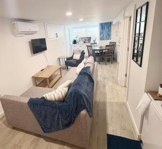 Cozy 2BR - Backyard Fun and Dog Friendly - sleeps 6 - 4