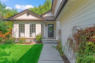 Spacious 5BR Retreat Fire Pit and BBQ - Meridian - 3