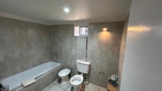 Habitación privada con cama matrimonial, baño y salida al jardín - 9