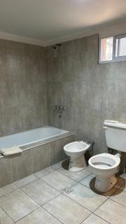 Habitación privada con cama matrimonial, baño y salida al jardín - 8
