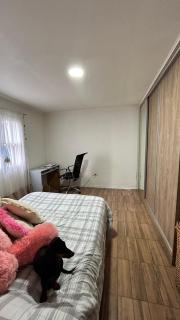 Habitación privada con cama matrimonial, baño y salida al jardín - Colonia Las Rosas - 6