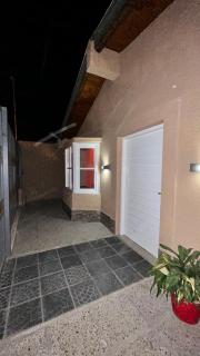 Habitación privada con cama matrimonial, baño y salida al jardín - 2