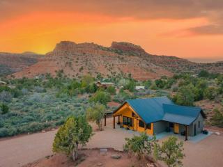 Casa Vermillion Modern Kanab Family Cabin Red Rock Views Near Zion - 0