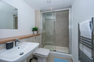Modern 2BR, Free parking, Gym, Waterfront - 4