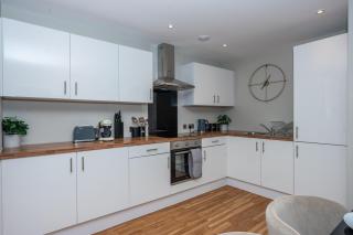 Modern 2BR, Free parking, Gym, Waterfront - Manchester - 5