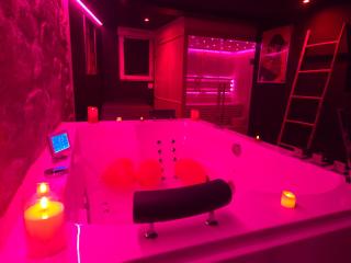 La Cachette Secrete - Love Room à Caen en Normandie avec Balnéo et Sauna Privatif - 0