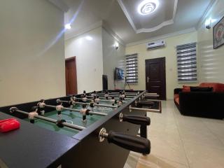 Luxury 4 BR Apt w Parking, Hot tub, Magodo Estate - 1