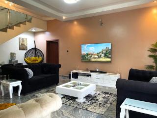Luxury 4 BR Apt w Parking, Hot tub, Magodo Estate - 0