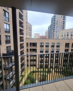 Next to Southall Station - Brand new Apartment Room - 2