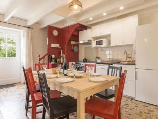 Voici un titre accrocheur et concis pour l'annonce : **"Charmante longère bretonne avec grand jardin privatif, proche plages et sites touristiques"** - FR-1-306-841 - 6