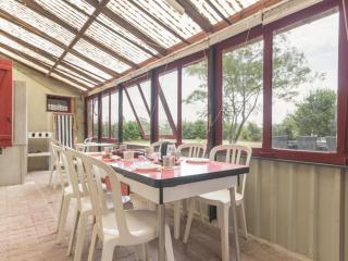 Voici un titre accrocheur et concis pour l'annonce : **"Charmante longère bretonne avec grand jardin privatif, proche plages et sites touristiques"** - FR-1-306-841 - 1