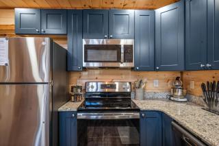 Luxury Cabin with Hot Tub and Resort Access - Sevierville - 4