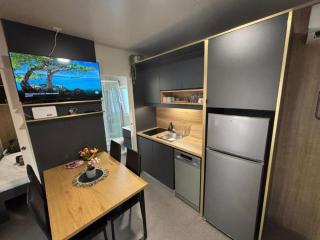 TJ Escape - Mobile Home - Mobile Home With Hot Tub And Terrace - 8