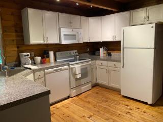 Private Cozy 3 BR Cabin near Mt Rainier, Sunrise & Crystal Mt Hiking - 1
